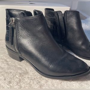 Aldo Black Leather Ankle Boots with Silver Zipper in Size 6.5